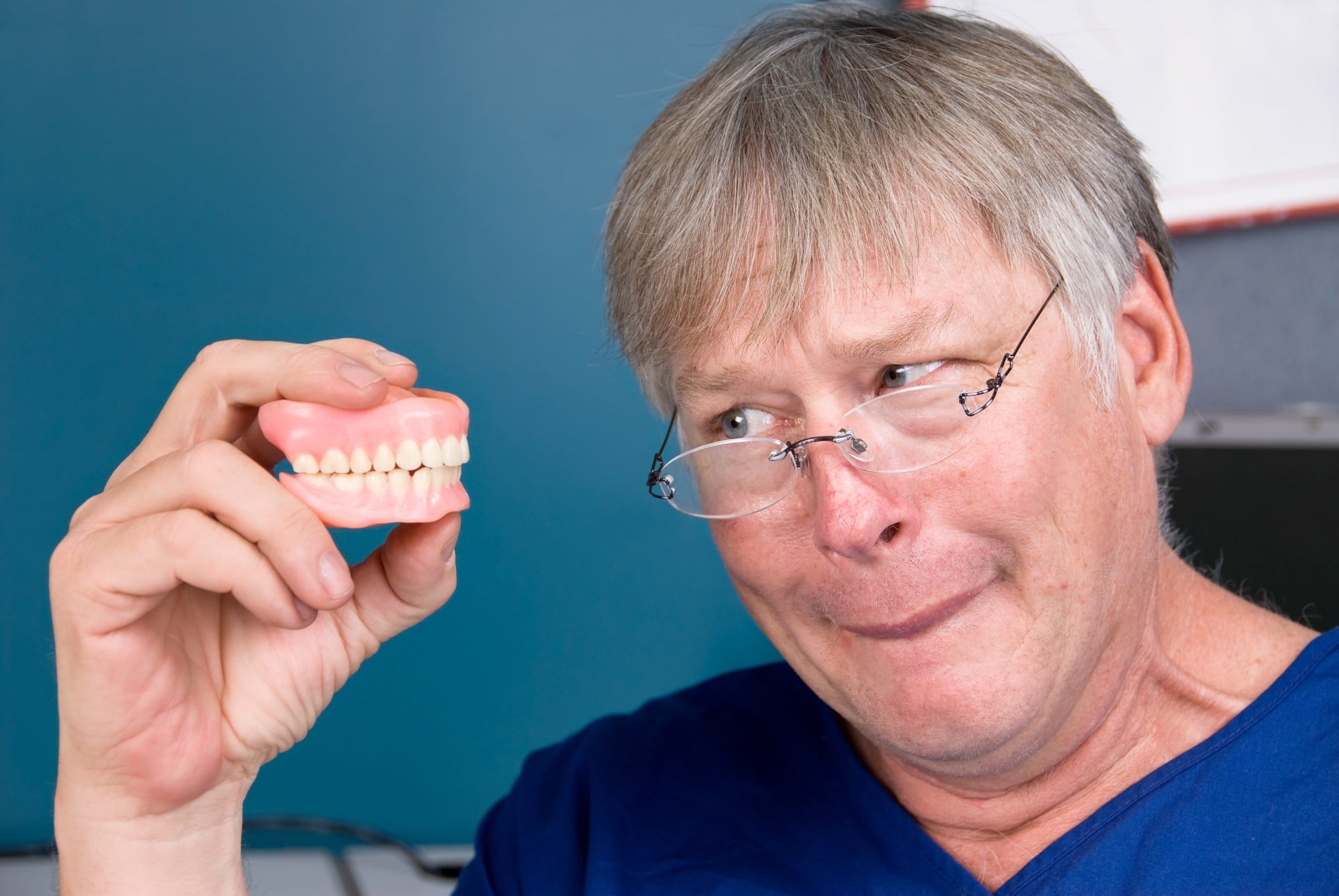 dentures-vs-implants-advantages-and-disadvantages